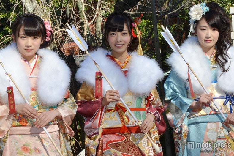 【左から】「乃木坂46」一期生メンバーの秋元真夏、斉藤優里、高山一実