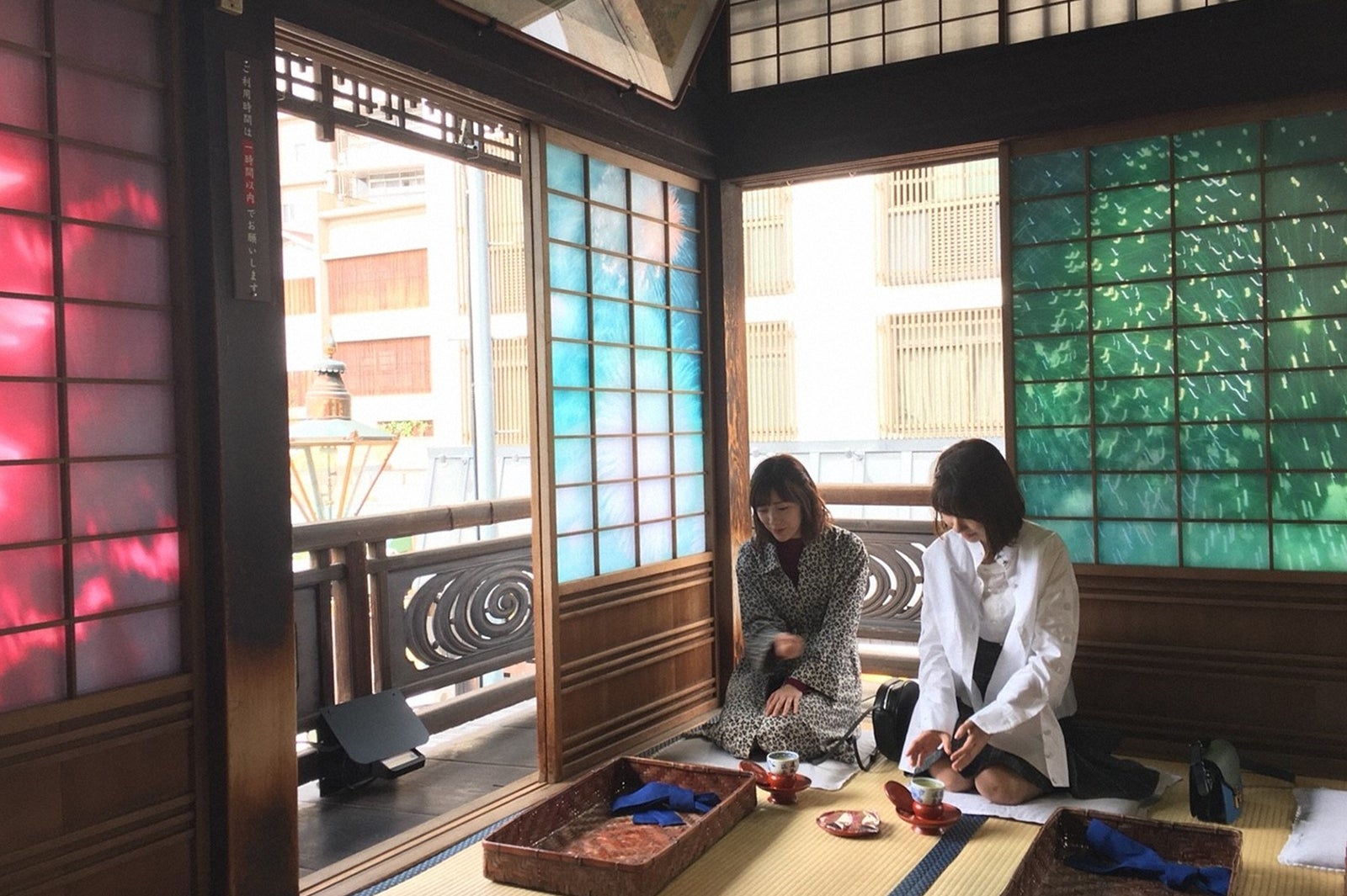 （左から）渡辺麻友、柏木由紀（C）TBS