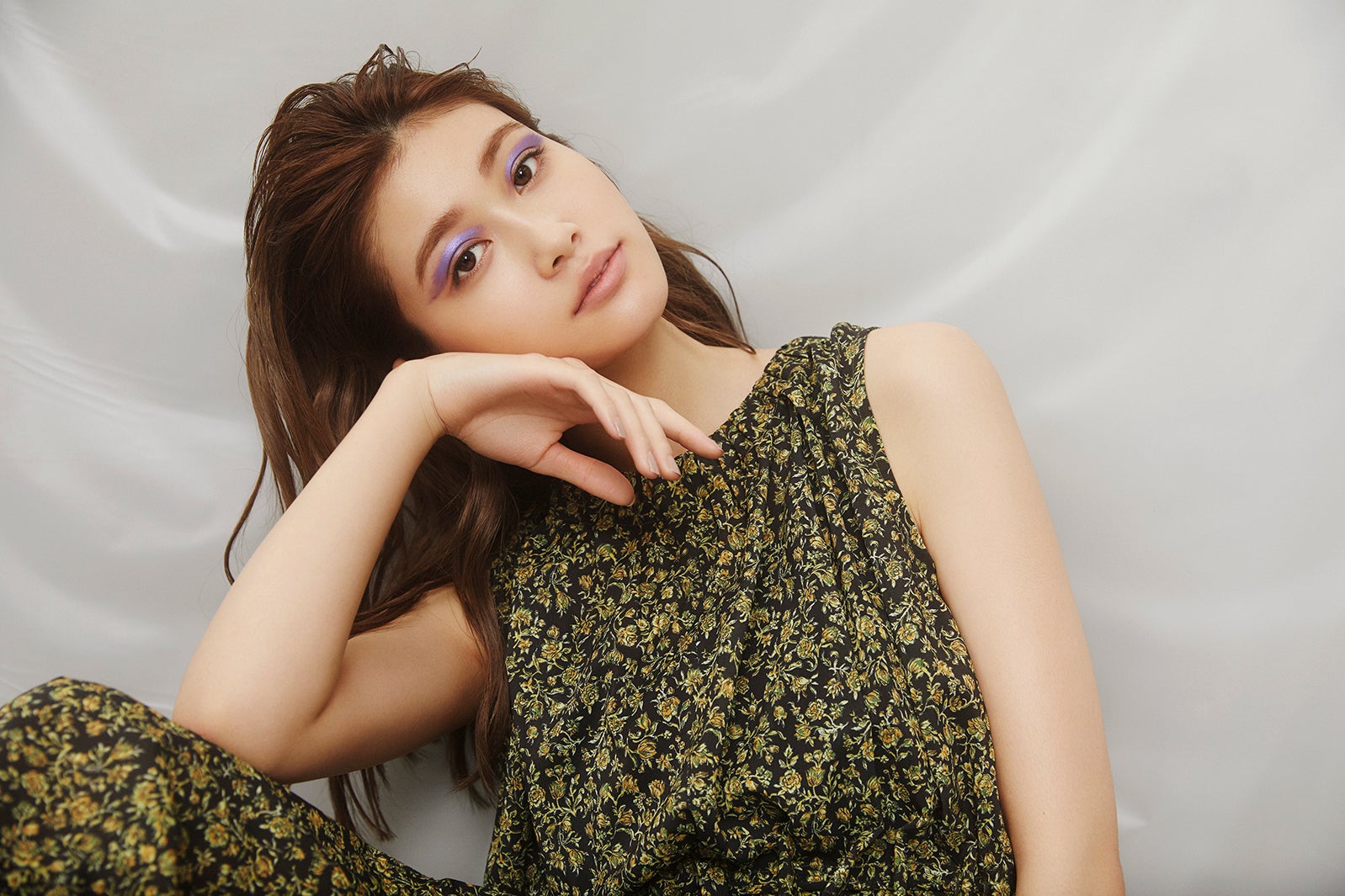 生見愛瑠、大胆カラーメイクで魅了