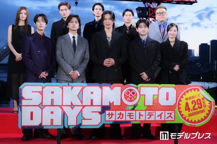 (左後列から)生見愛瑠、八木勇征、渡邊圭祐、戸塚純貴、福田雄一監督(前列左から)塩野瑛久、北村匠海、目黒蓮、高橋文哉、横田真悠(C)モデルプレス