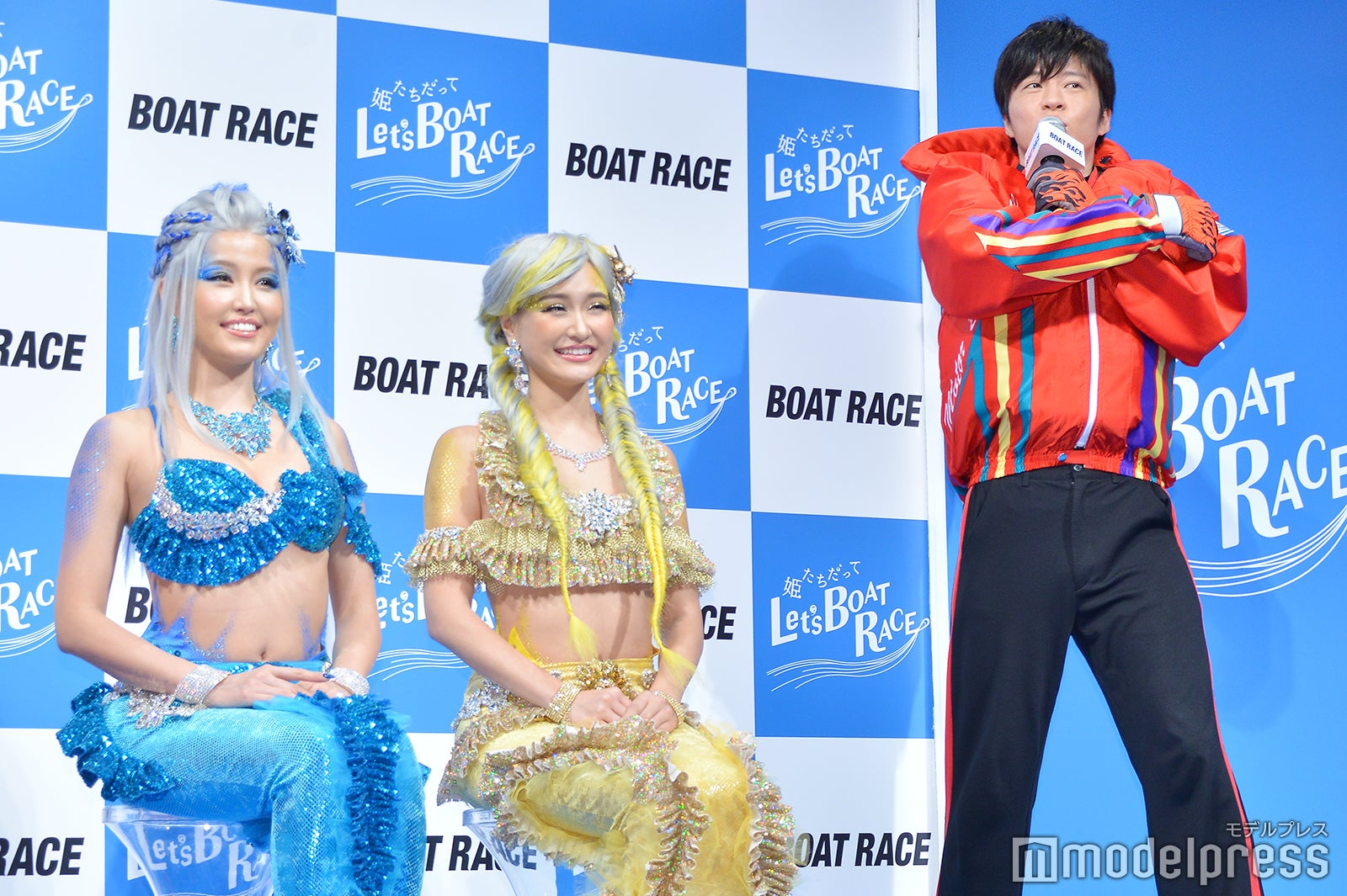 人魚に扮したCYBERJAPAN DANCERSに興味を示す田中圭（C）モデルプレス