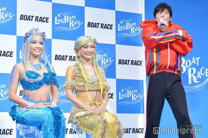 CYBERJAPAN DANCERSの人魚姿に興味津々の田中圭「ちゃんと鱗がある」(C)モデルプレス