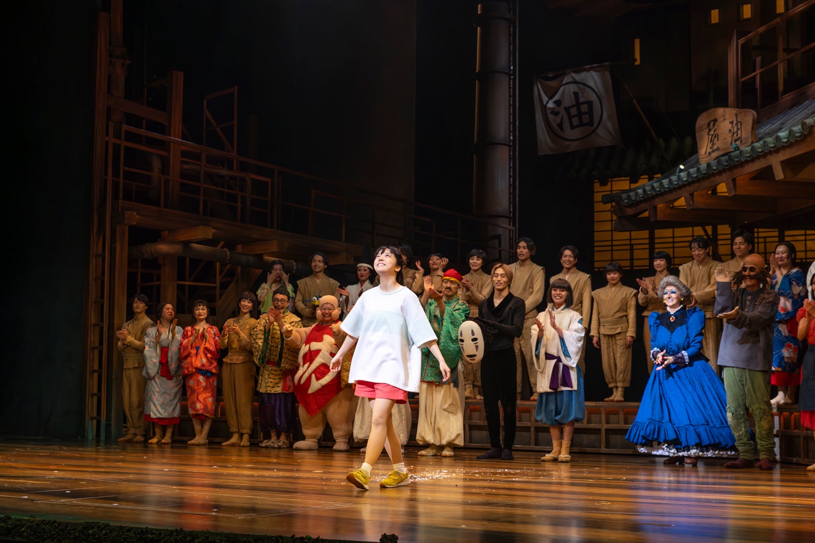 舞台「千と千尋の神隠し」ロンドンで大千穐楽 “千尋”橋本環奈・上白石萌音らが感謝