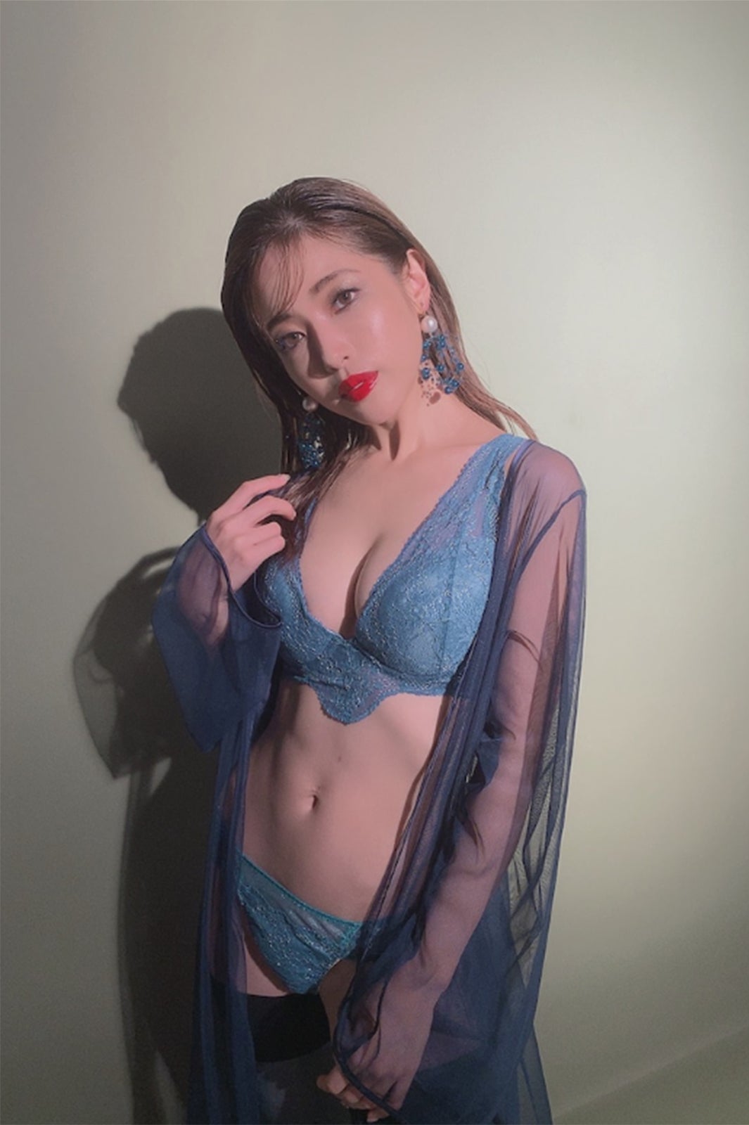 くみっきー、美バストあらわなランジェリーショット大量公開 “ギャルメイク復活”も