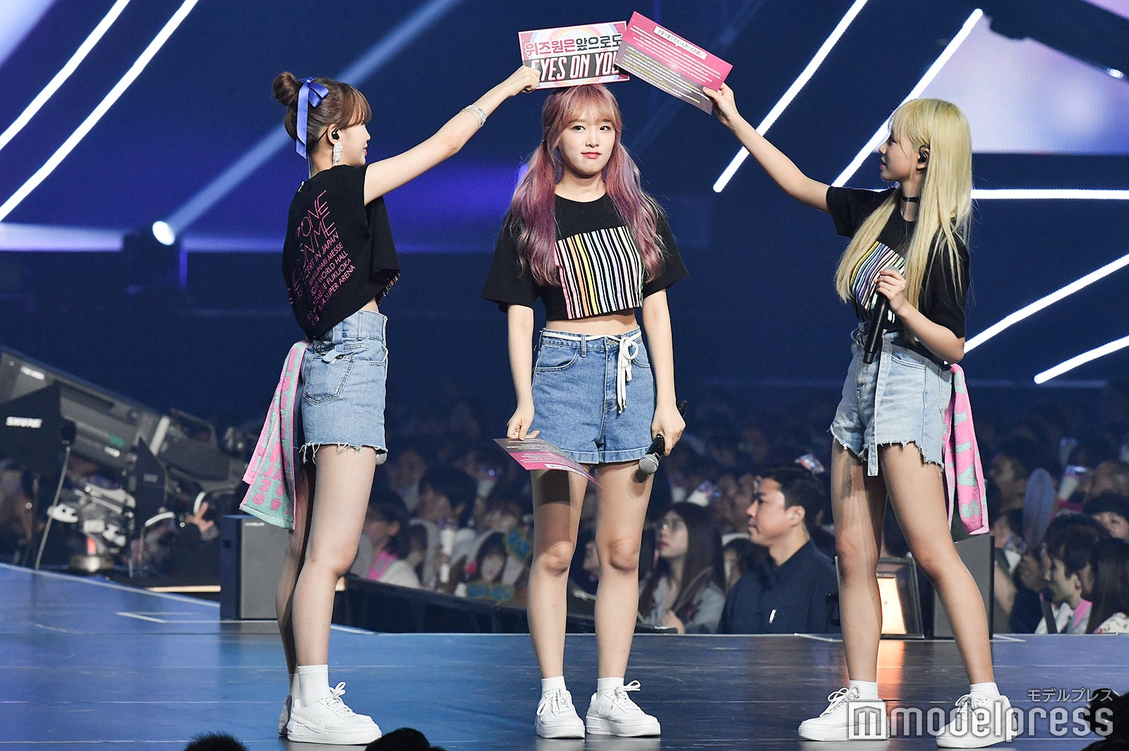 スローガンで遊ぶキム・チェウォン、チェ・イェナ、チョ・ユリ（C）モデルプレス 