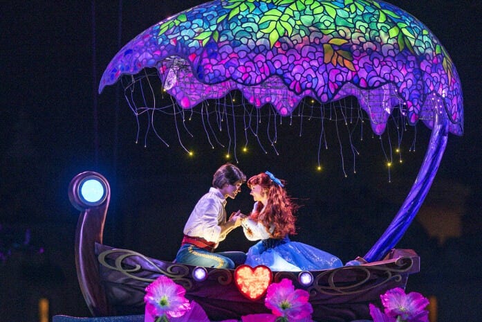 人間の世界にやって来たアリエルとエリック、続いて、ラプンツェルとフリン・ライダーと、ディズニー作品のカップルがやって来ます