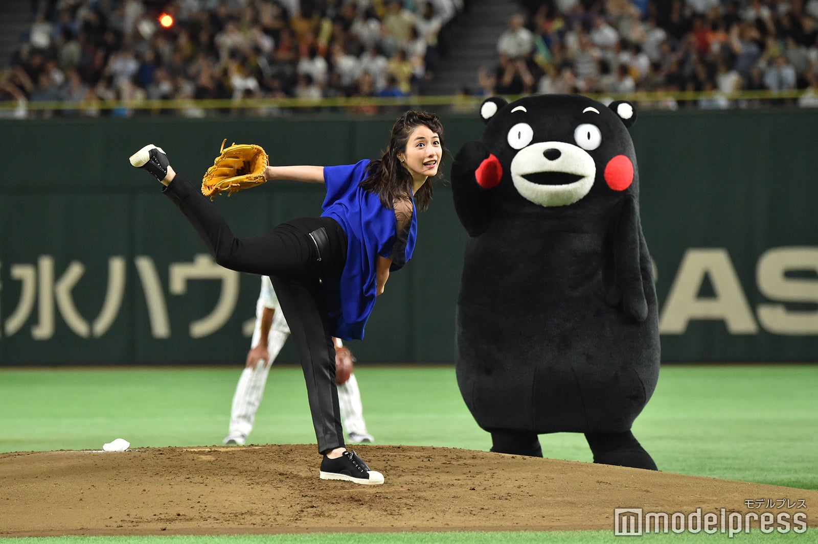 石原さとみ、三浦大輔氏直伝の2段モーション披露　5年連続始球式に登場