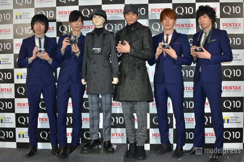 向井理とTHE BAWDIES（左から：JIM、MARCY、ROY、TAXMAN）