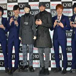 向井理とTHE BAWDIES(左から:JIM、MARCY、ROY、TAXMAN)