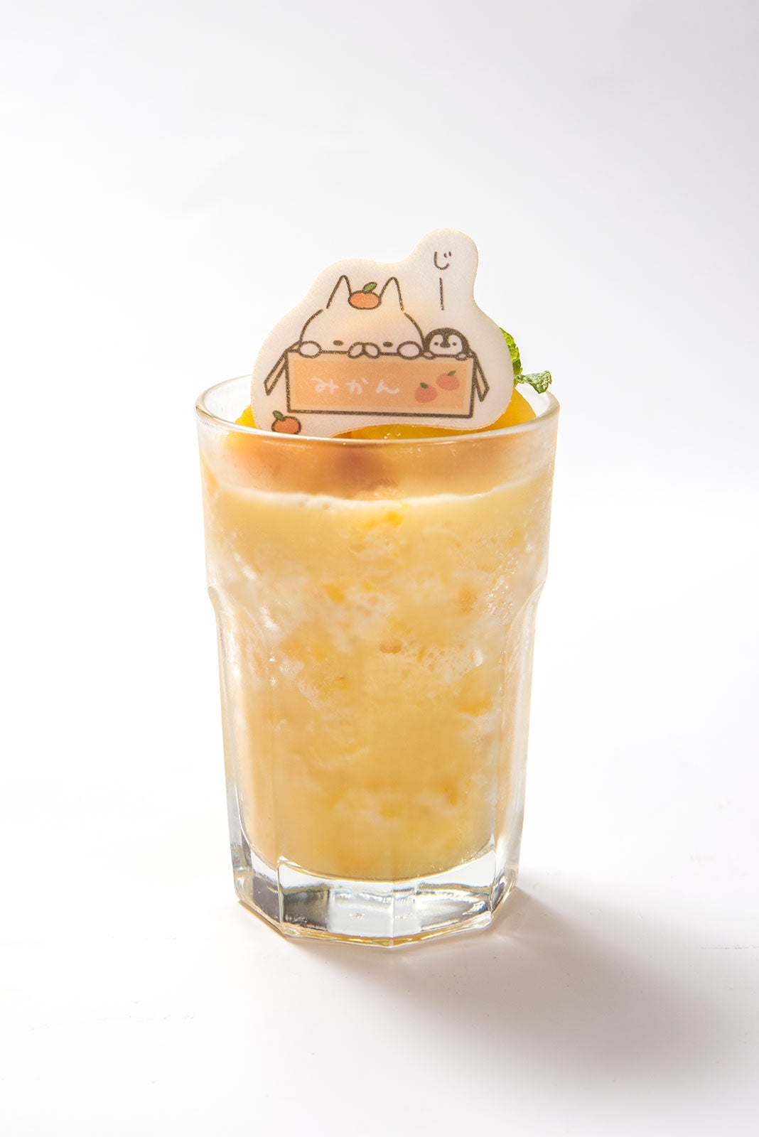 じーっと見つめるマンゴーオレンジスムージー 890円（税抜） （C）もじじ／LINE