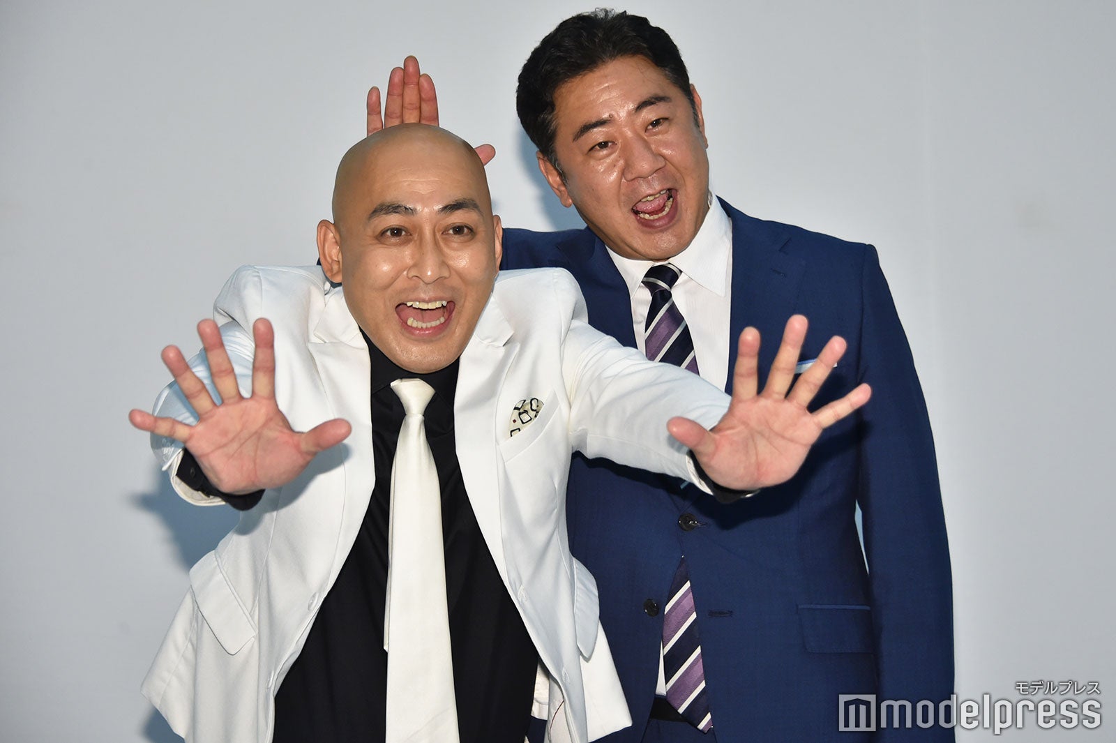 （左から）長谷川雅紀、渡辺隆（錦鯉）（C）モデルプレス