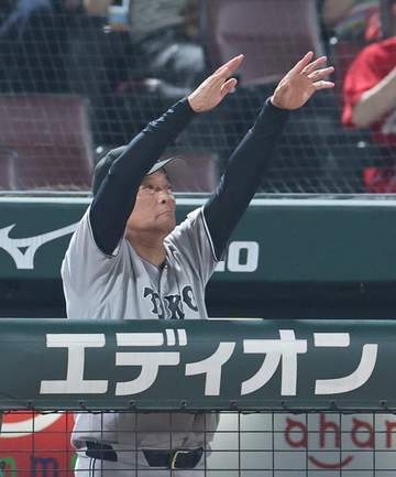 巨人・橋上監督代行「2死から失投だったかな」も「仕方ないかな」 延長十二回にサヨナラ被弾のマルティネスを責めず