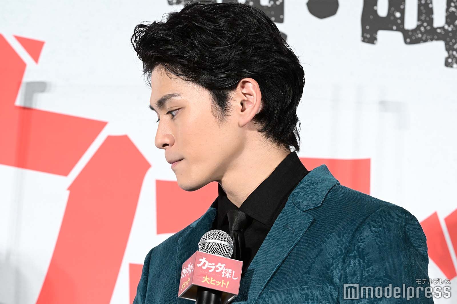 じっと見つめる眞栄田郷敦（C）モデルプレス