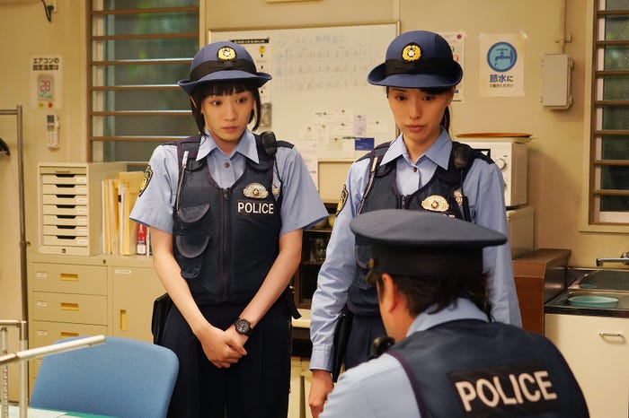 永野芽郁、戸田恵梨香 「ハコヅメ~たたかう!交番女子~」第1話より(C)日本テレビ