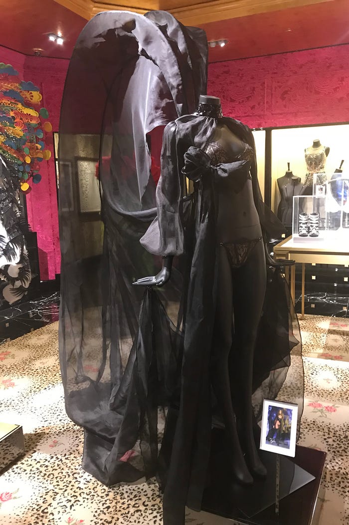 2016年テイラー・ヒル着用衣装