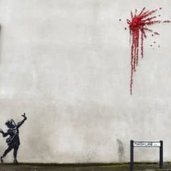 バンクシーからのバレンタインギフトか、英西部で住宅の壁に絵