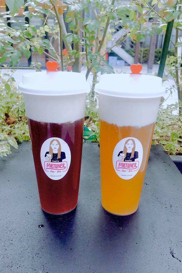 アッサムチーズティー・四季春チーズティーMサイズ￥460／Lサイズ￥580（税込）／画像提供：FUWA