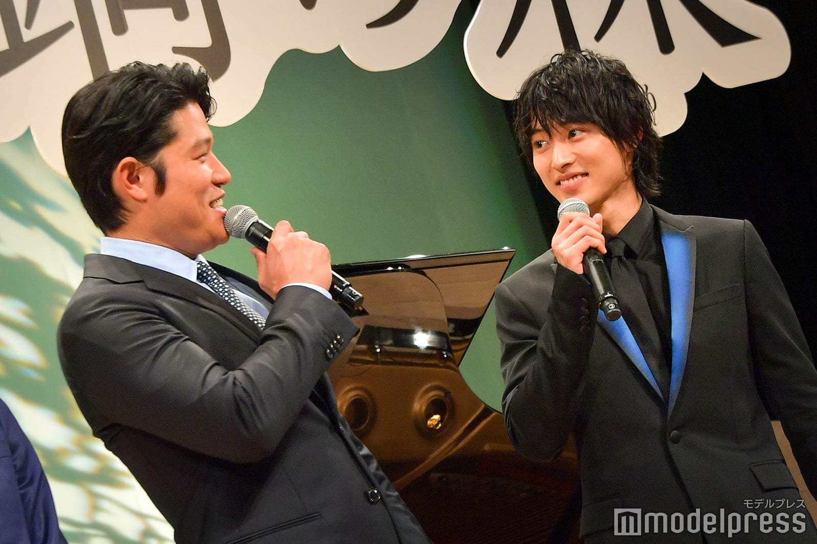 鈴木亮平の話を楽しそうに聞く山崎賢人 （C）モデルプレス