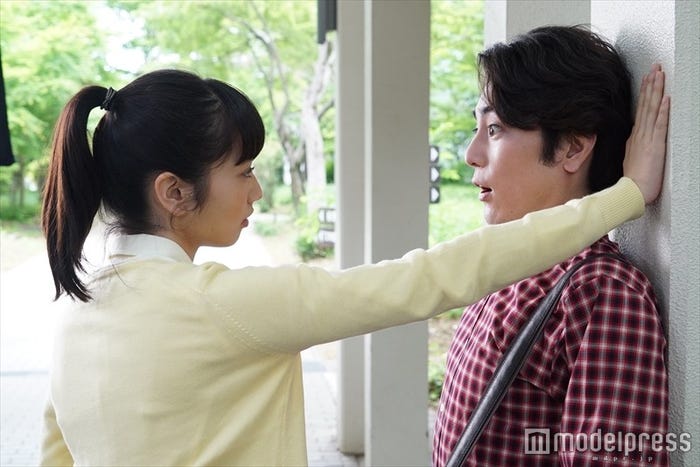 (左から)小松菜奈、間宮祥太朗(C)2016 森本梢子/集英社・映画「高台家の人々」製作委員会・BeeTV