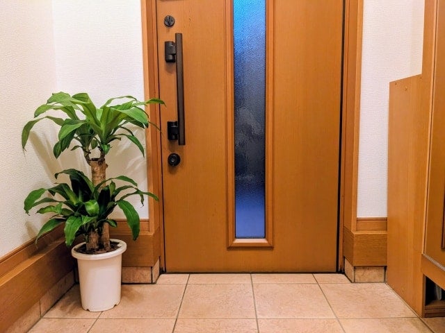 これはNG！ 風水的に「玄関でやってはいけない」運気を下げないための行動