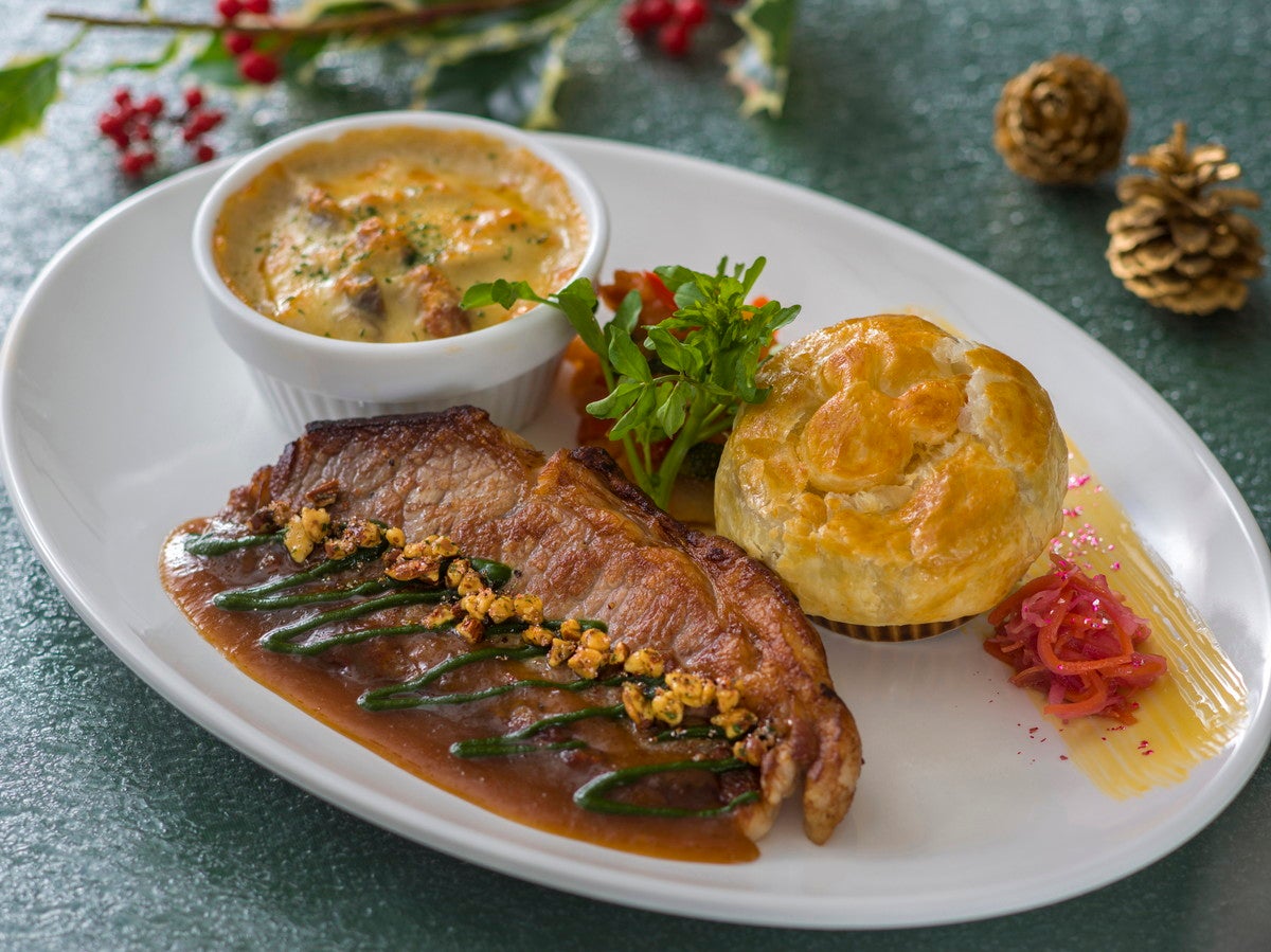 センターストリート・コーヒーハウス：ステーキプレート2,780円～（C）Disney