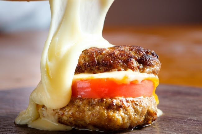 ラクレットチーズ肉バーガー／画像提供：Globridge