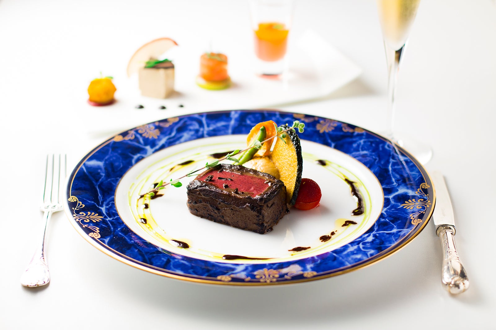 ～国産牛フィレ肉のソテー トリュフソースに見立てた～グリオットチェリーとショコラのムース ピスタチオとショコラオリーブソース／画像提供：ウェスティンホテル大阪