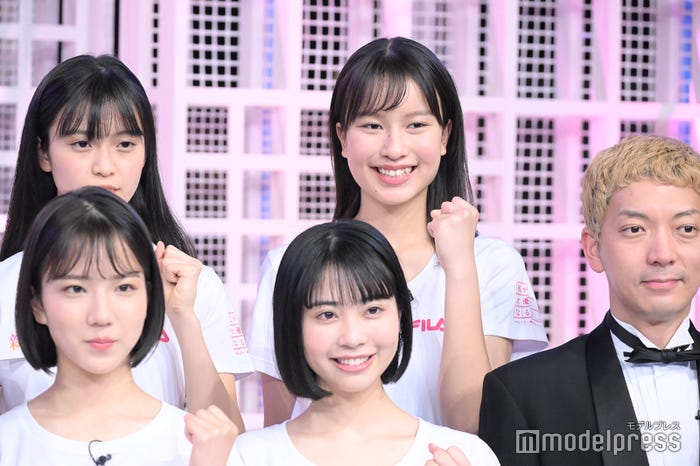(前列左から)大橋小春、大嵩愛花、嶋佐和也(後列左から)新井彩永、有賀優 (C)モデルプレス