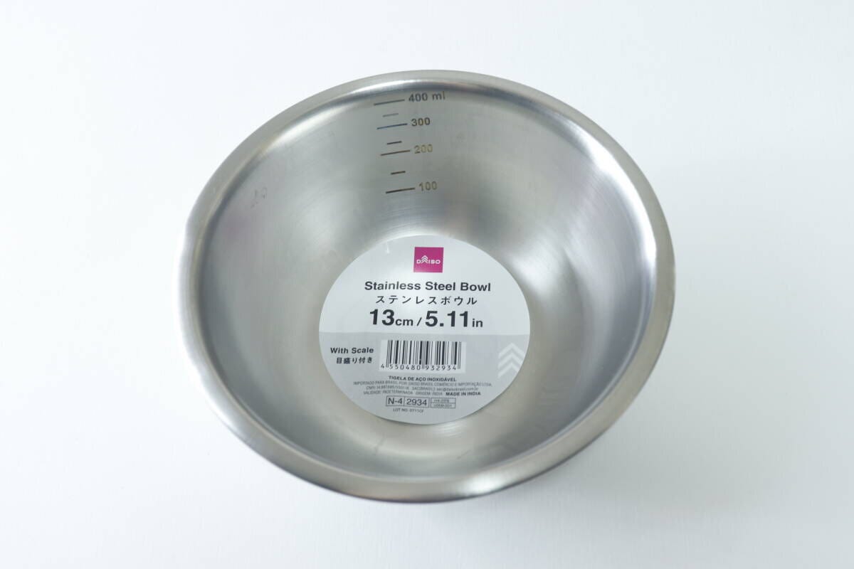 ダイソーのステンレスボウル、商品ラベルが貼られた状態
