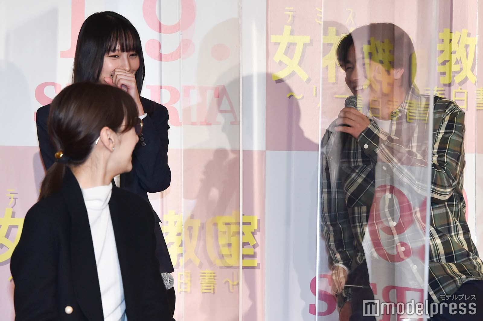 前田旺志郎からもっと笑った方がいいと言われる南沙良 （C）モデルプレス