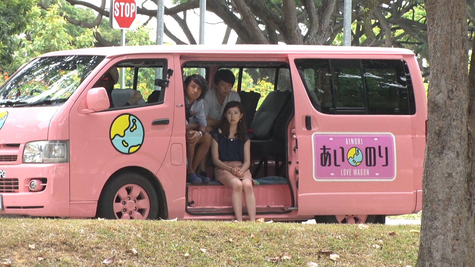 見守るメンバー／「あいのり：Asian Journey」第22話より（C）フジテレビ