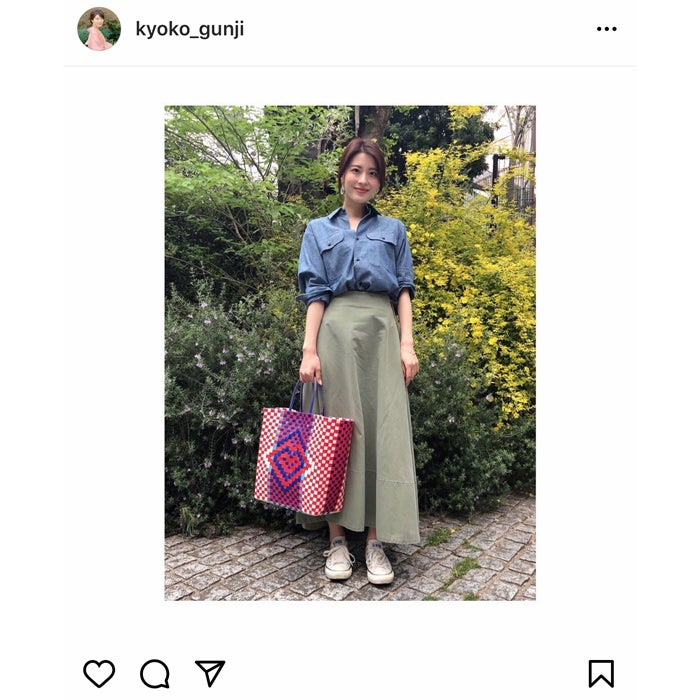 郡司恭子アナ 春らしい 爽やかシャツコーデを披露 バッグは後藤晴菜アナとお揃い モデルプレス
