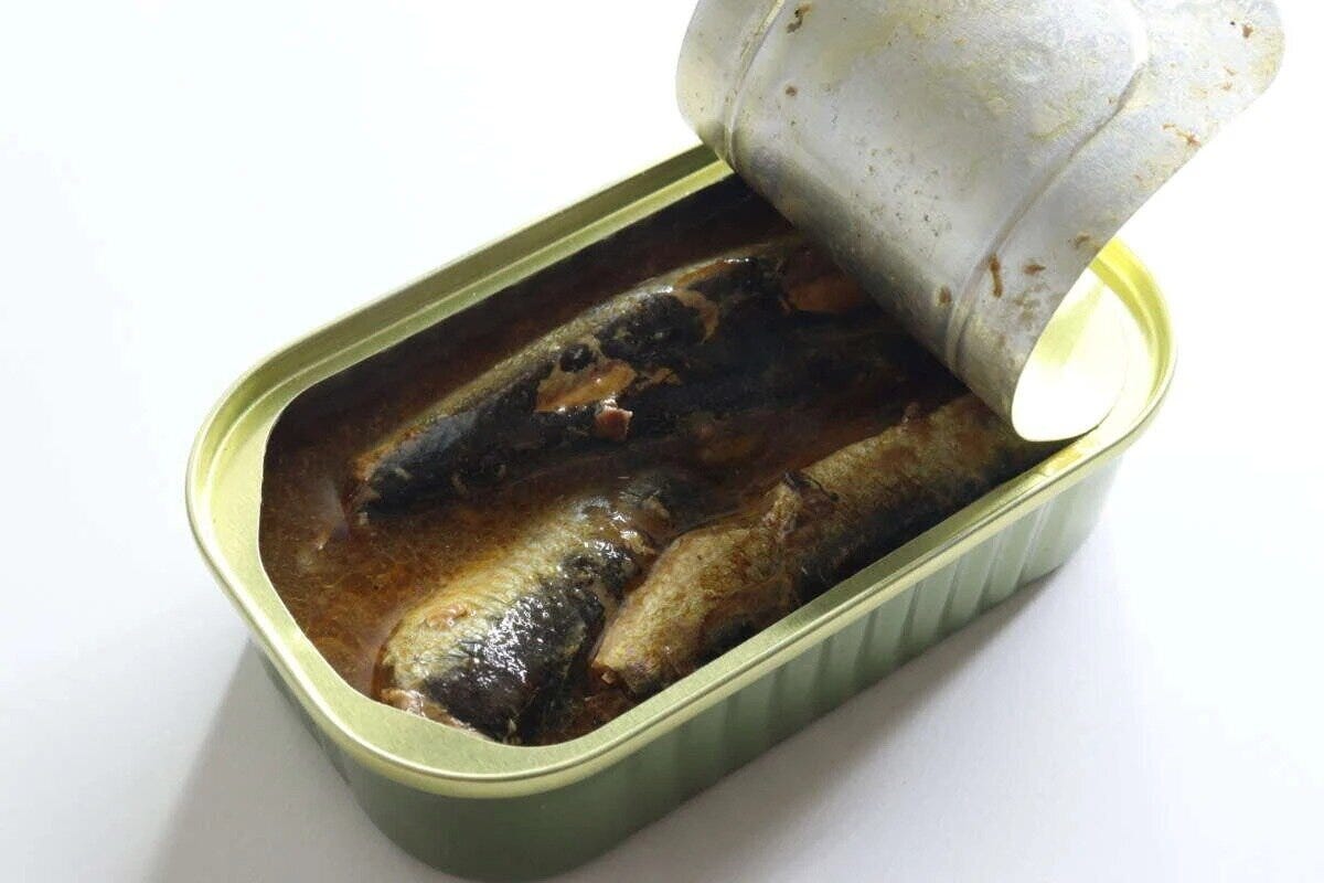 開けた状態のいわし醤油煮缶詰、いわしが3尾見える
