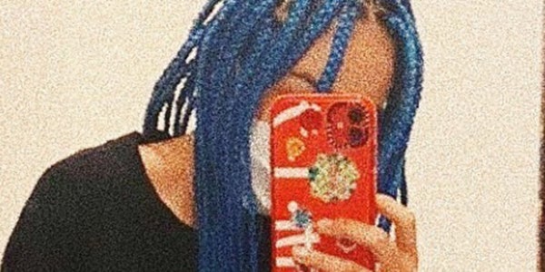 青山テルマ 青髪イメチェンで医療従事者へ感謝 新ヘアに絶賛の声 モデルプレス