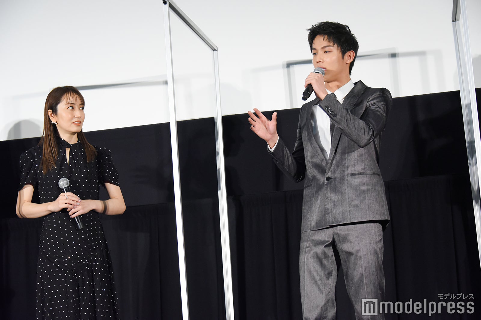 矢田亜希子、中川大志 （C）モデルプレス