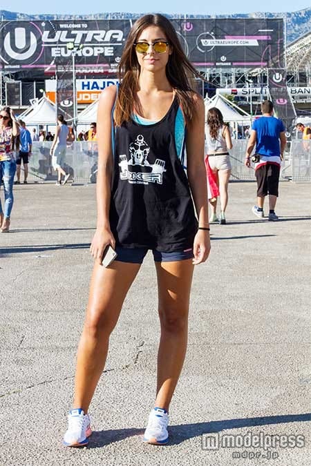 ブラックのタンクトップにネオンカラーを重ね着。スポーティーでヘルシーなスタイル