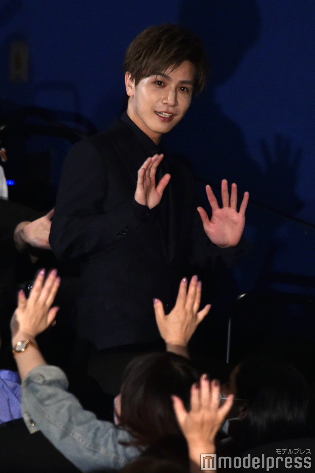 笑顔で手を振る岩田剛典 （C）モデルプレス