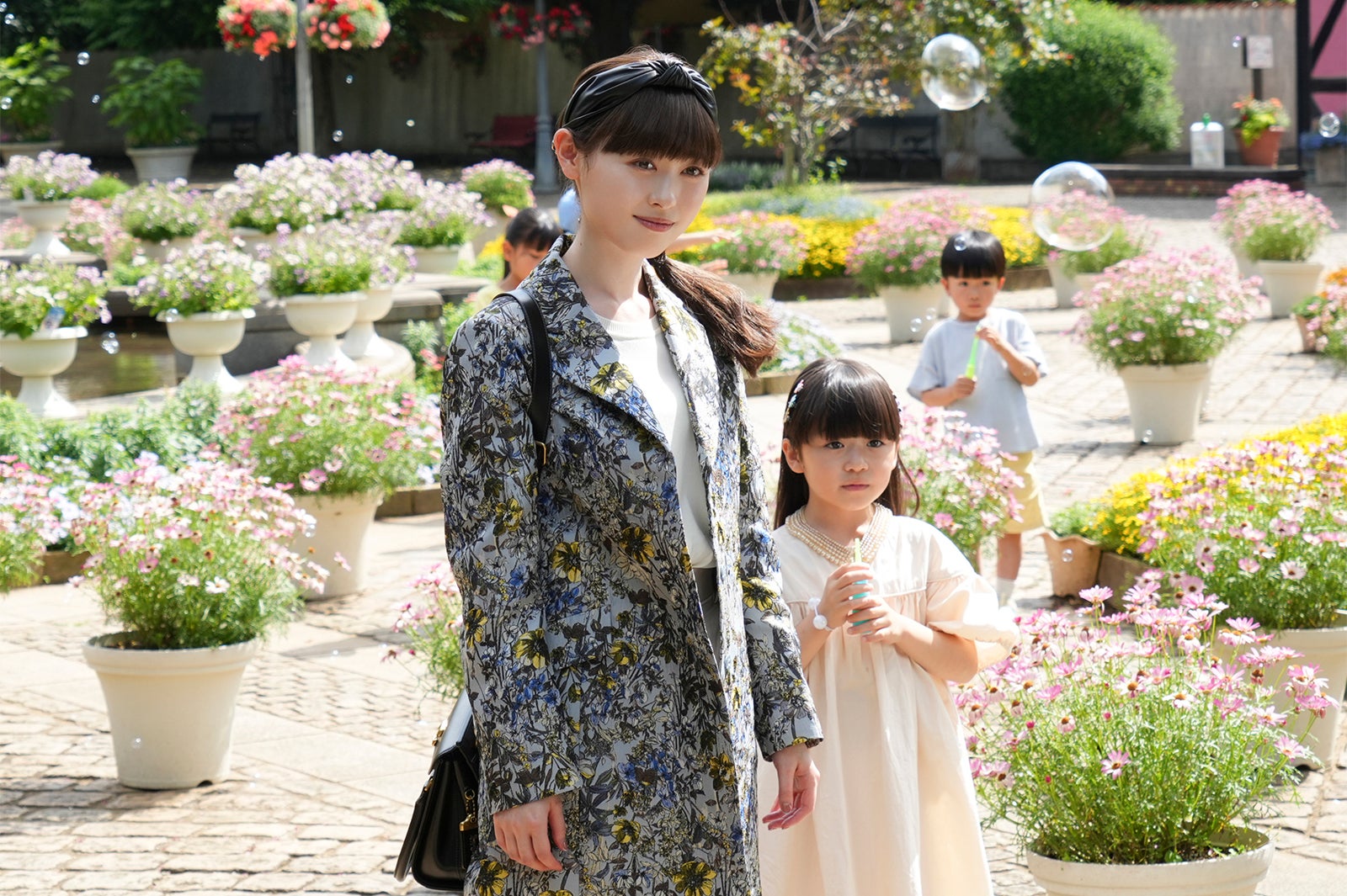 （左）福原遥「マル秘の密子さん」第1話より（C）日本テレビ