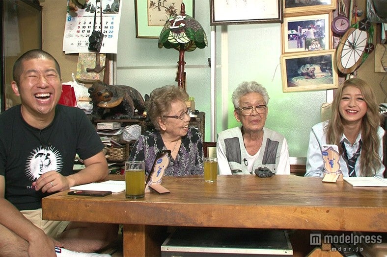 （左から）澤部佑、秋山夫妻、みちょぱ