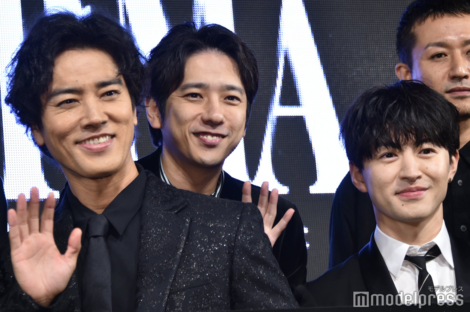 3人で仲良く手を振る桐谷健太、二宮和也、佐野玲於（C）モデルプレス