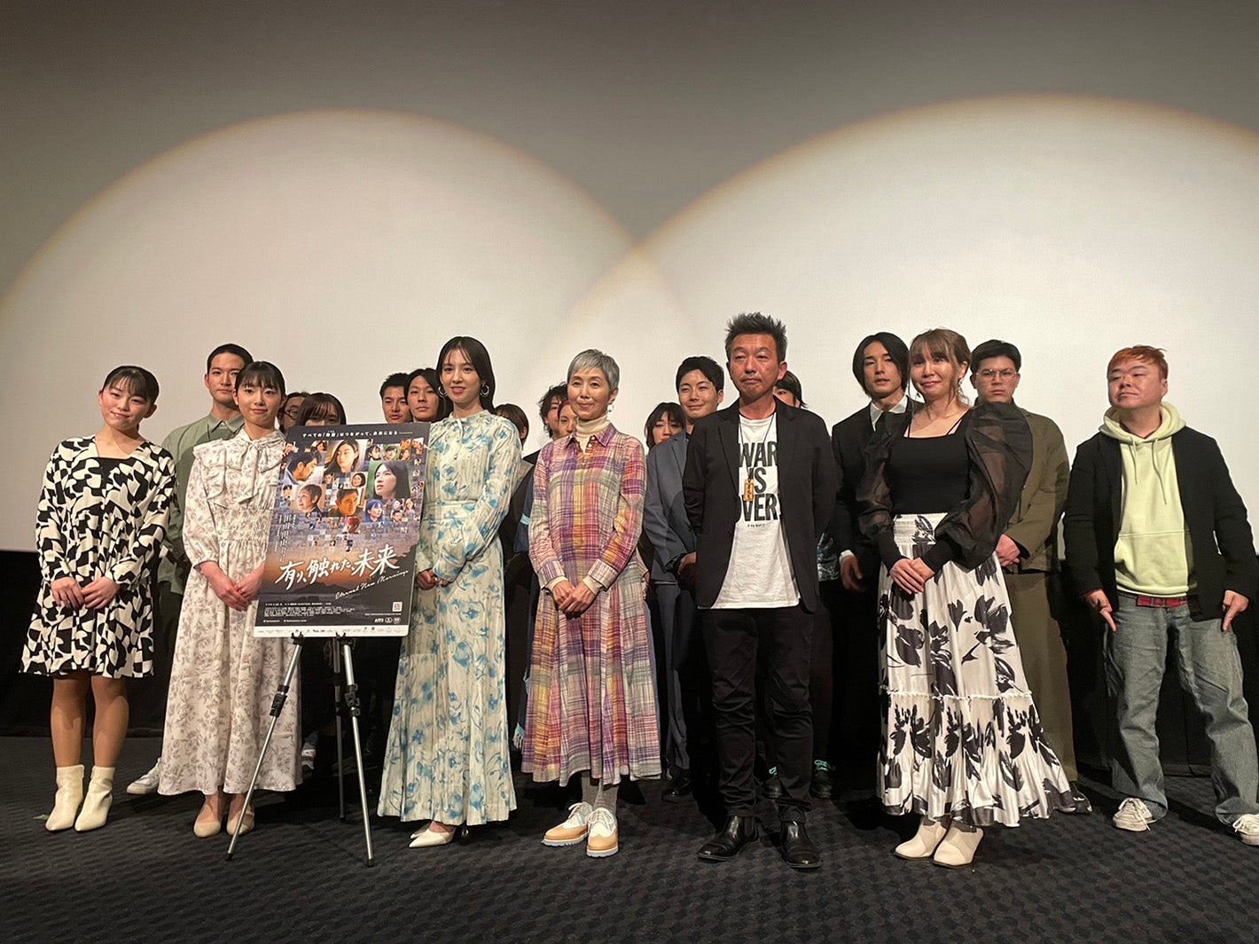 （前列左から）碧山さえ、鶴丸愛莉、桜庭ななみ、手塚理美、山本透監督ら（提供写真）