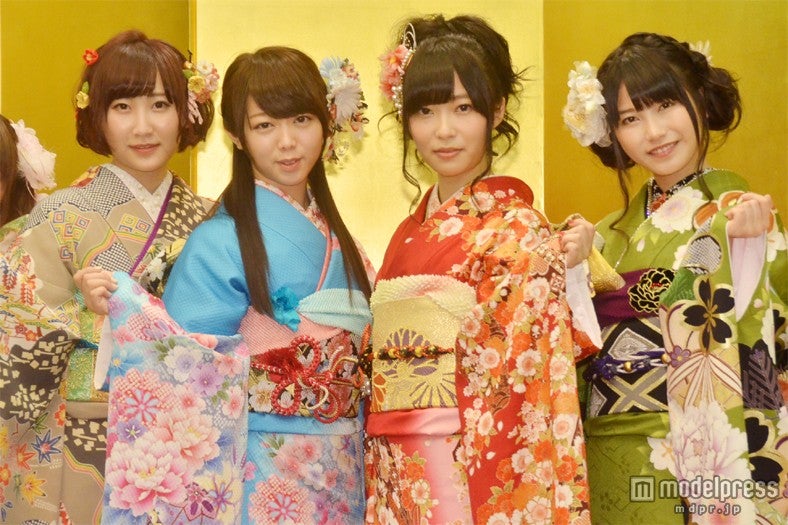 左から：仁藤萌乃、峯岸みなみ、指原莉乃、横山由依