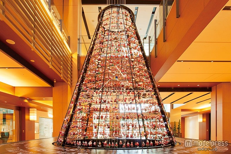 約1800体のサンタが飾られるサンタツリー／画像提供：東京ミッドタウンマネジメント