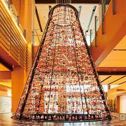 約1800体のサンタが飾られるサンタツリー／画像提供：東京ミッドタウンマネジメント