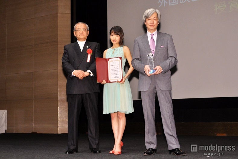 （写真左から）ギャガ株式会社代表取締役会長兼社長CEO依田巽、AKB48前田敦子、藤原帰一氏