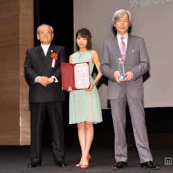 (写真左から)ギャガ株式会社代表取締役会長兼社長CEO依田巽、AKB48前田敦子、藤原帰一氏