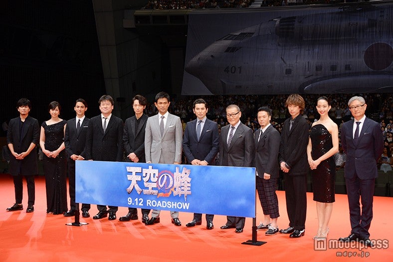 左より：秦基博、石橋けい、永瀬匡、佐藤二朗、綾野剛、江口洋介、本木雅弘、國村隼、やべきょうすけ、落合モトキ、松島花、堤幸彦監督