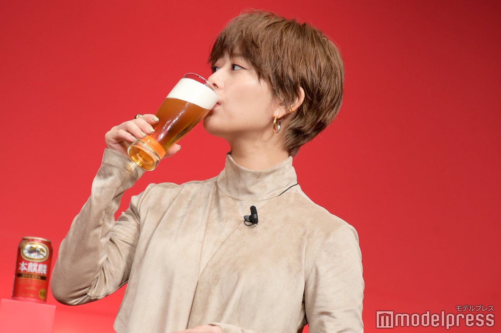 発泡酒を飲む高畑充希（C）モデルプレス