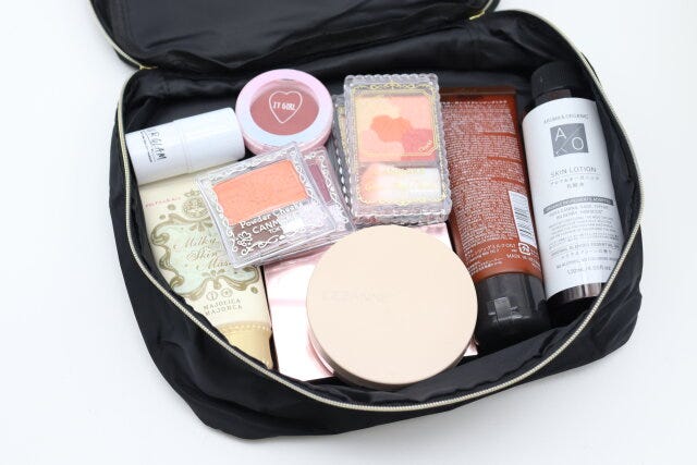 ダイソー バニティポーチ ダイソーのバニティポーチは大容量でスキンケアのボトルも収納できる