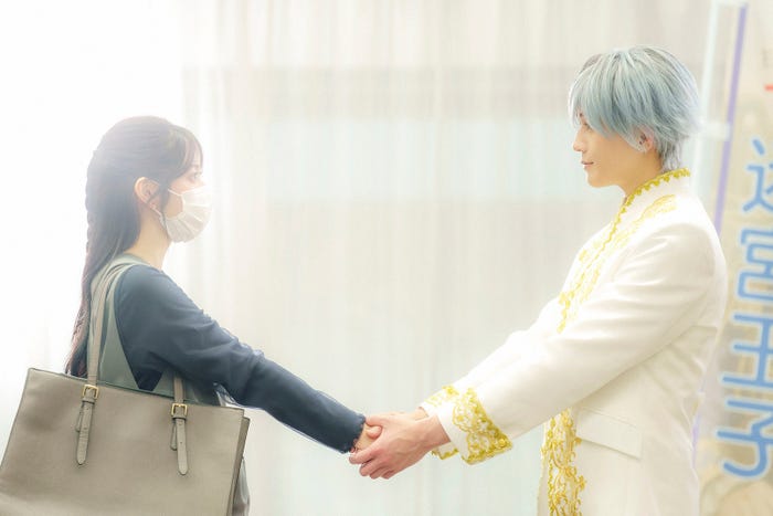 鈴木愛理、八木勇征(C)「推しが上司になりまして フルスロットル」製作委員会/第1話